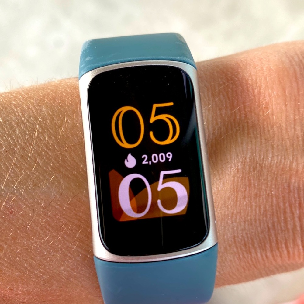 Fitbit Charge 5 w/Charger, Straps and Clip Accessory, Looks great, Gently Used